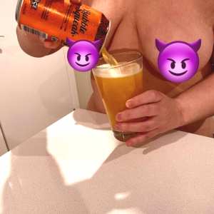 boobs-beer Nude OnlyFans Leaks