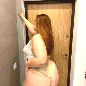 curvy-iris Nude OnlyFans Leaks