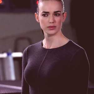 elizabeth-henstridge Nude OnlyFans Leaks