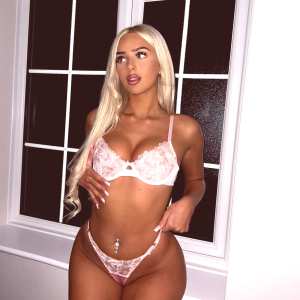 ellie-coldwell Nude OnlyFans Leaks