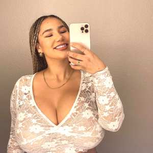 katelyn-folasade Nude OnlyFans Leaks