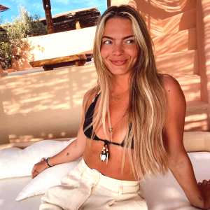 louisa-johnson Nude OnlyFans Leaks