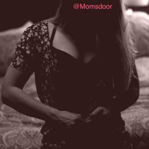 momsdoor Nude OnlyFans Leaks