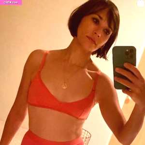 rashida-jones Nude OnlyFans Leaks